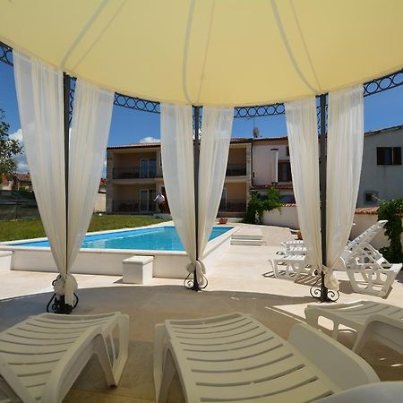 Bed & Breakfast Kastel Zbandaj Bagian luar foto