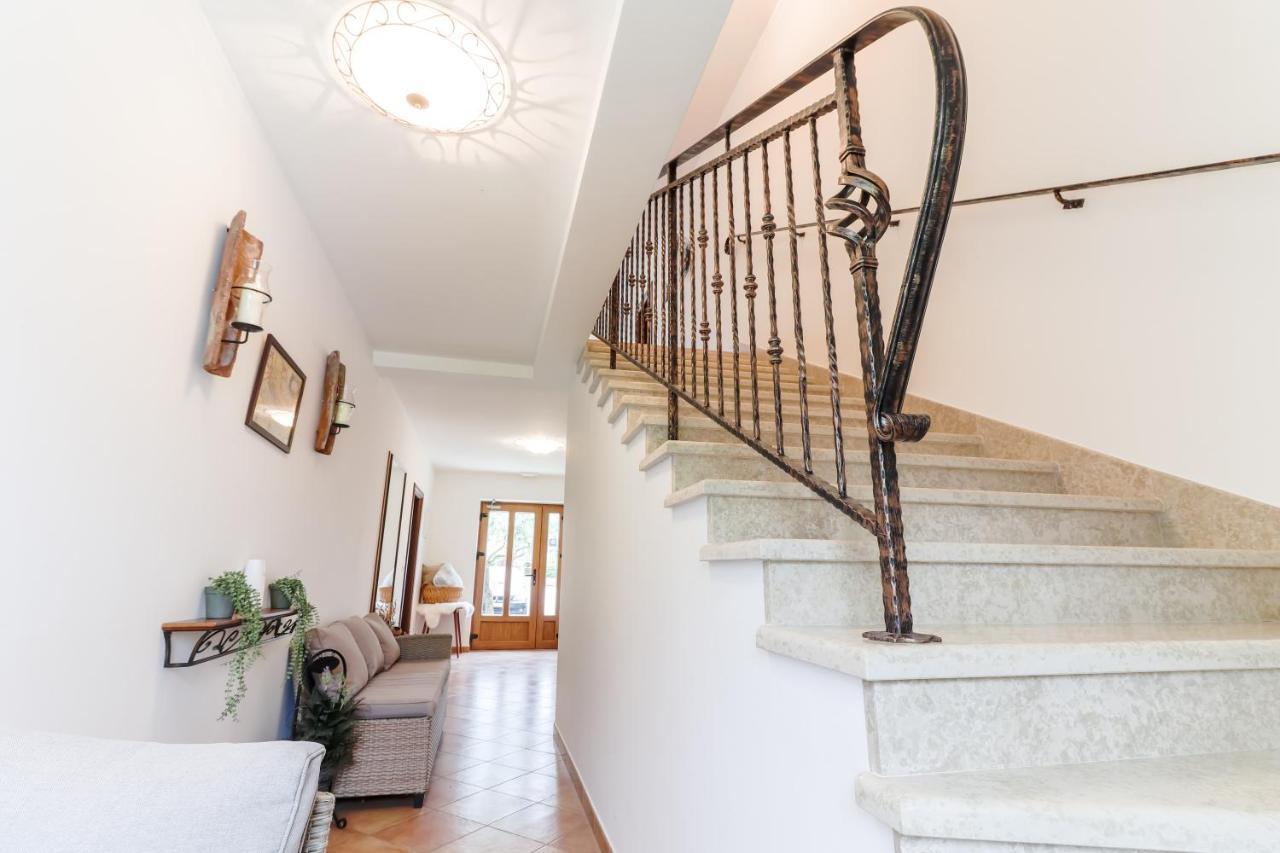 Bed & Breakfast Kastel Zbandaj Bagian luar foto
