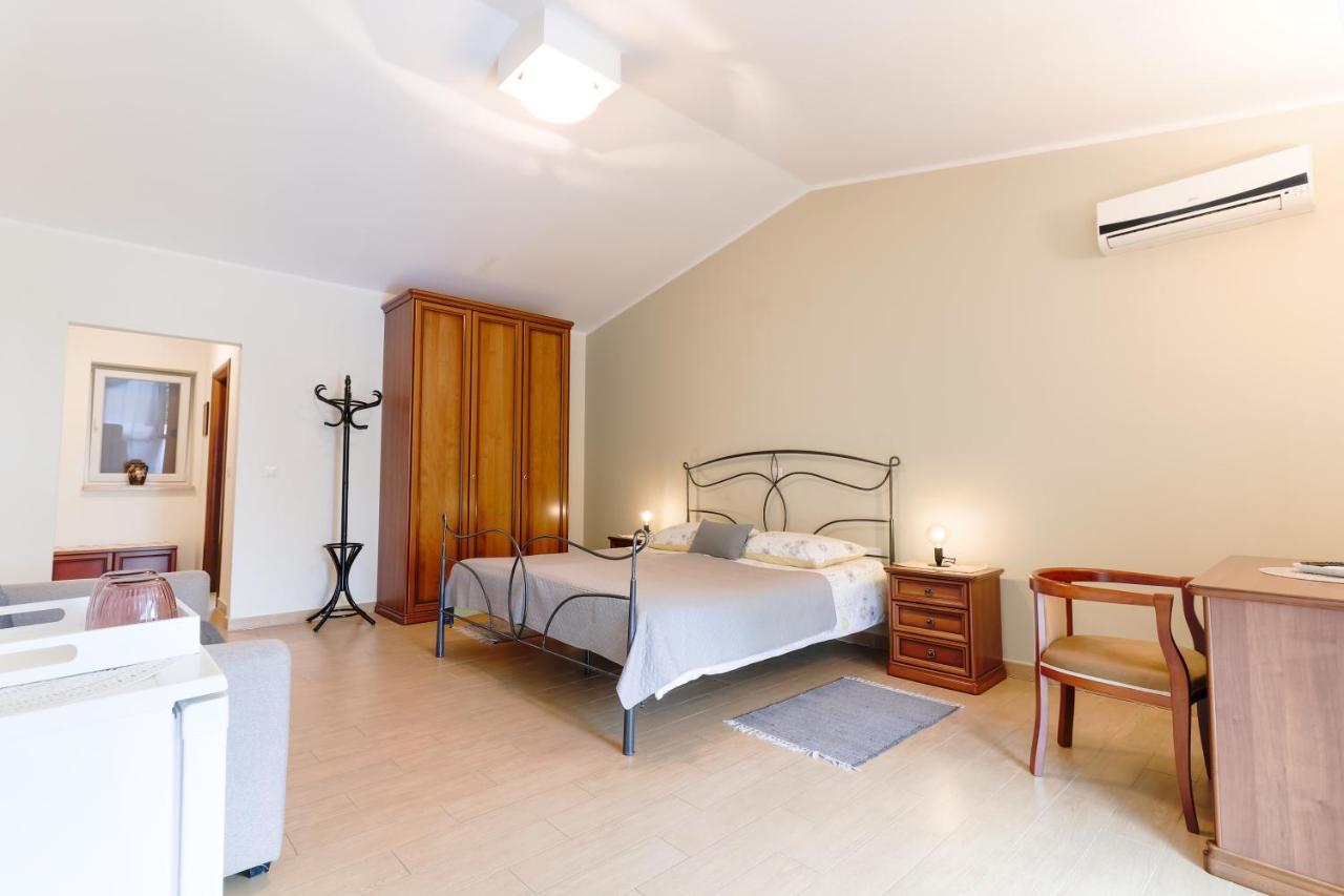 Bed & Breakfast Kastel Zbandaj Bagian luar foto