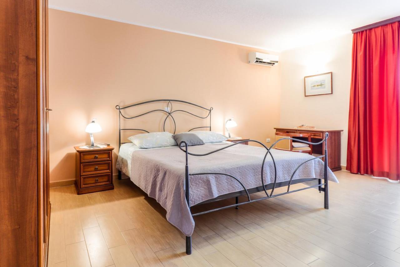 Bed & Breakfast Kastel Zbandaj Bagian luar foto