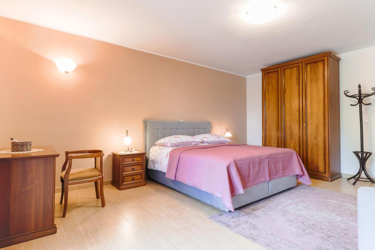 Bed & Breakfast Kastel Zbandaj Bagian luar foto