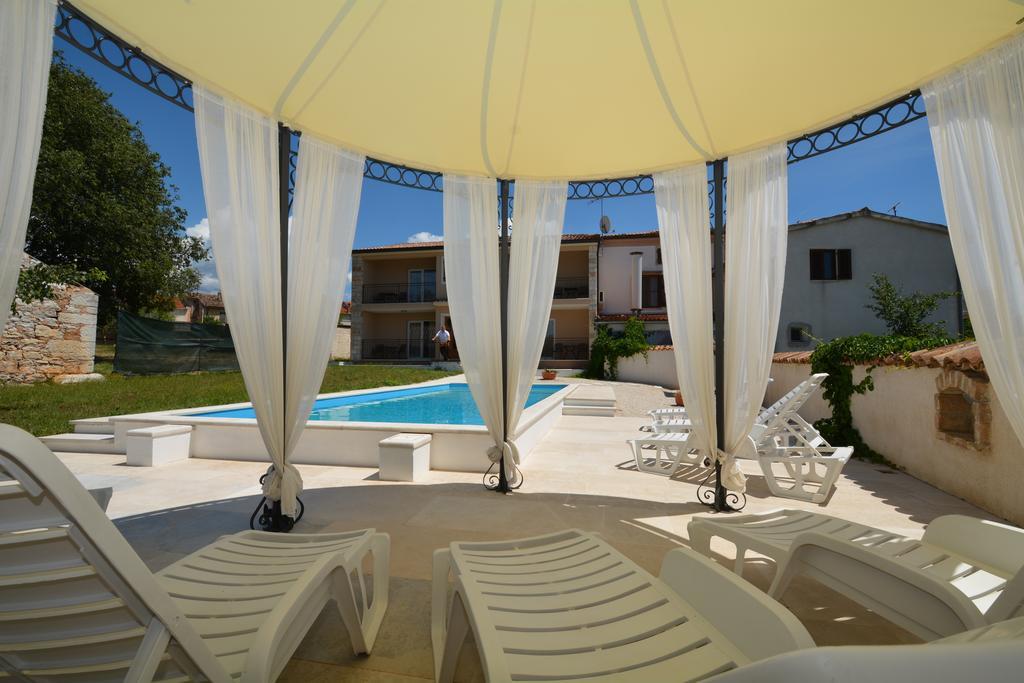 Bed & Breakfast Kastel Zbandaj Bagian luar foto